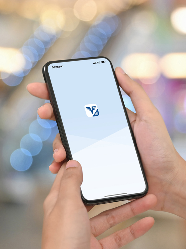 ein Handy mit der hausbanking-App in zwei Händen
